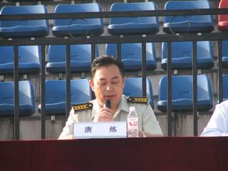 瀘州軍分區政治部主任唐煉大校主持會議